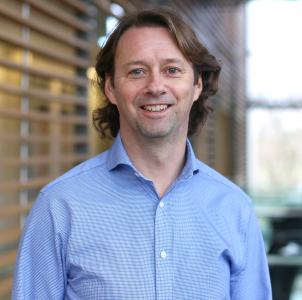 Headshot of Dr. Stephen Scott in the School of Medicine building.
